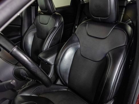 Used 2019 Jeep Cherokee Latitude Plus w/ Cold Weather Group image 18