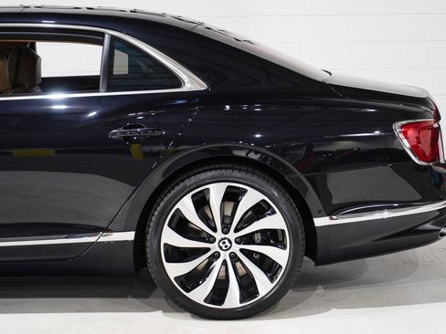 Used 2022 Bentley Flying Spur V8 image 31