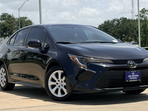 Used 2025 Toyota Corolla LE FWD image 2