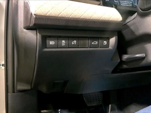 Used 2025 Toyota Camry XLE AWD/4WD image 35