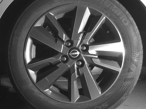 Used 2025 Nissan Versa SV image 14