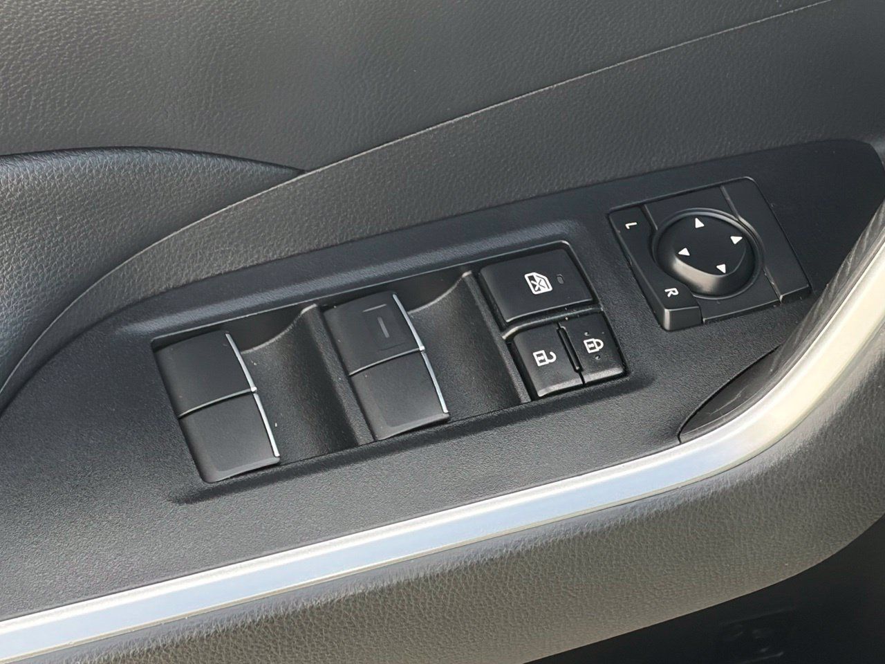 Used 2021 Toyota RAV4 XLE Premium AWD/4WD image 6