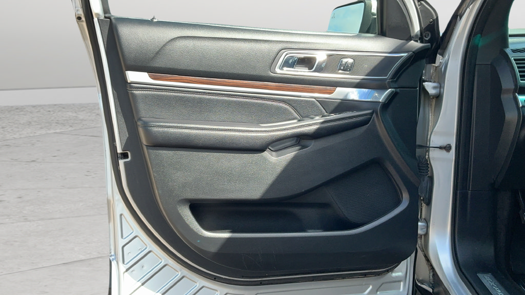 Used 2016 Ford Explorer Limited FWD image 18