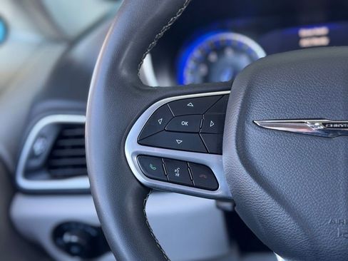 Used 2023 Chrysler Pacifica Touring-L image 16