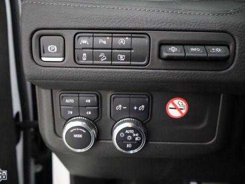 Used 2024 GMC Yukon XL Denali image 13