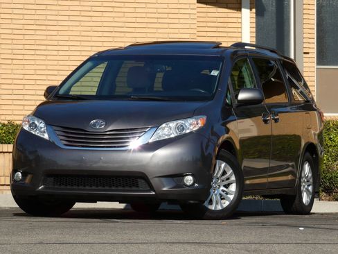 Used 2017 Toyota Sienna XLE image 4