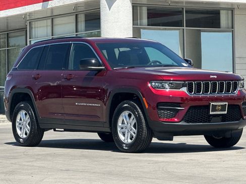 New 2025 Jeep Grand Cherokee Laredo w/ Luxury Tech Group I RWD image 9