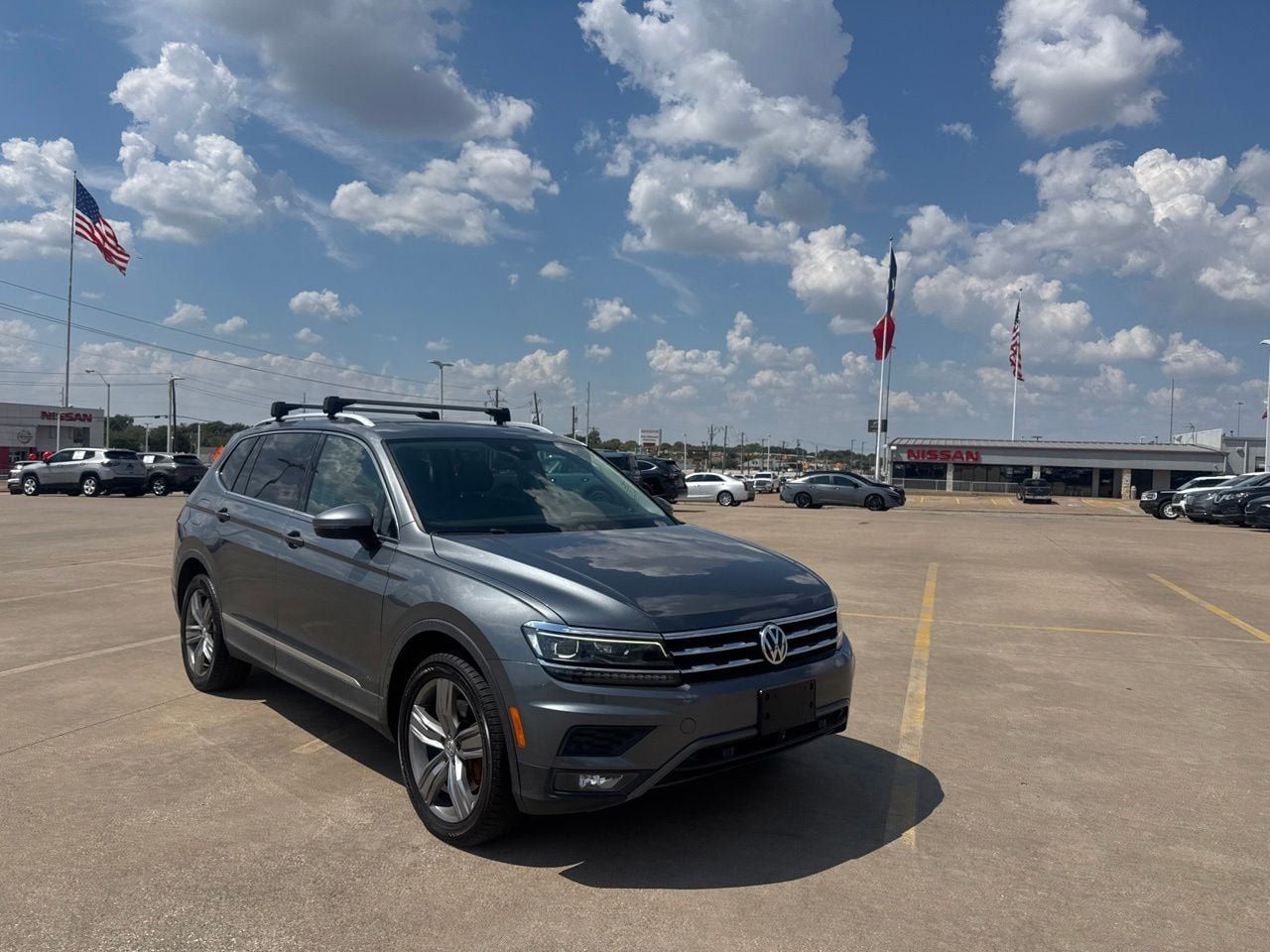 Used 2018 Volkswagen Tiguan SEL Premium FWD image 2