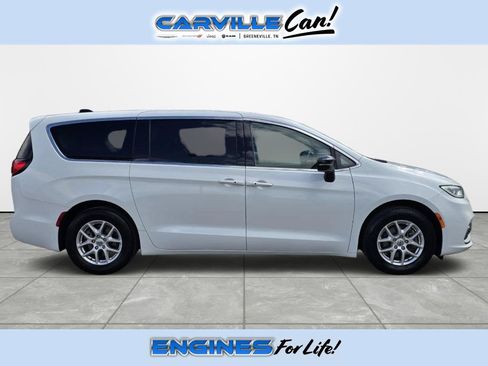 Used 2024 Chrysler Pacifica Touring-L FWD image 3
