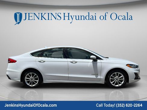 Used 2019 Ford Fusion SE FWD image 2