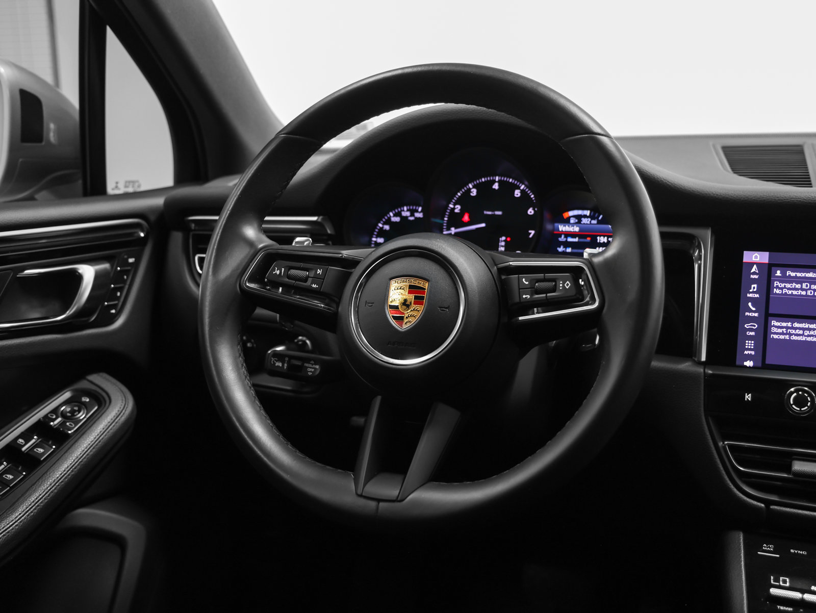 Certified 2023 Porsche Macan AWD/4WD image 27