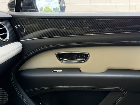 Used 2023 Bentley Bentayga AWD/4WD image 31