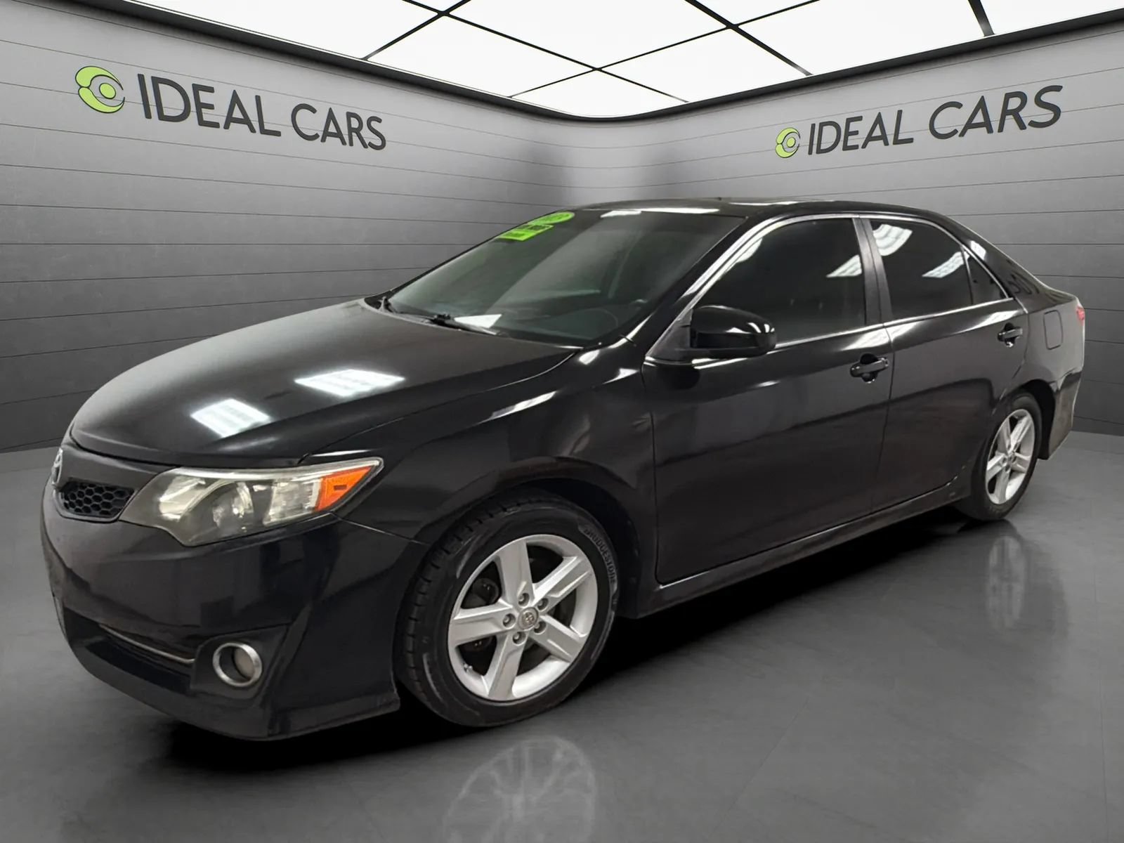 Used 2013 Toyota Camry SE FWD image 1