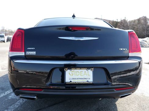 Used 2018 Chrysler 300 Limited image 8