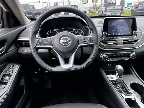 Used 2025 Nissan Altima 2.5 SV image 5