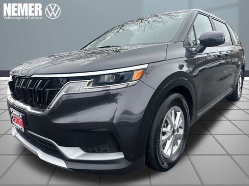 Used 2023 Kia Carnival LX image 1