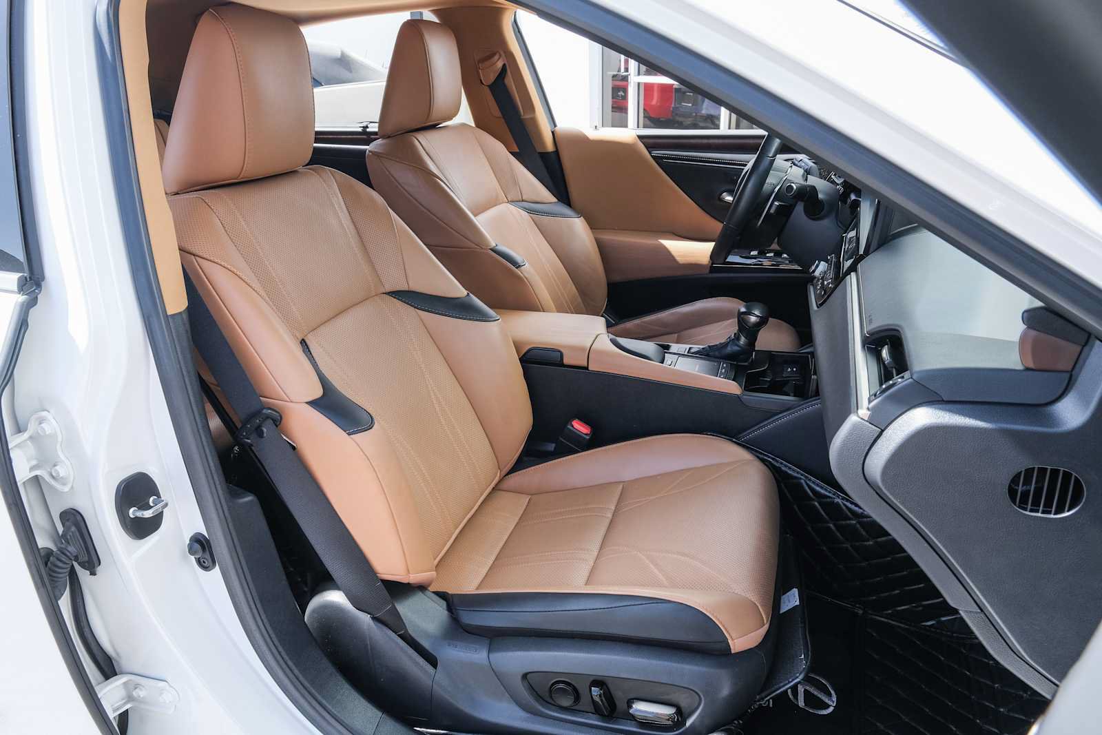Used 2022 Lexus ES 300h Ultra Luxury w/ Accessory Package 2 FWD image 29