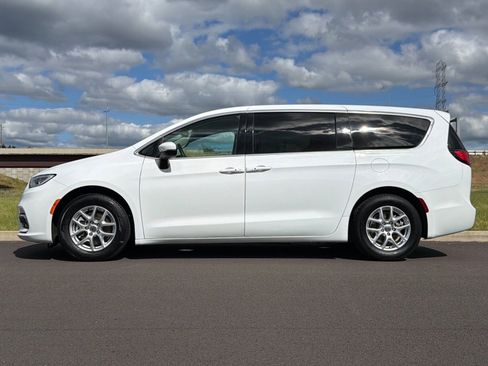 Used 2023 Chrysler Pacifica Touring-L FWD image 6