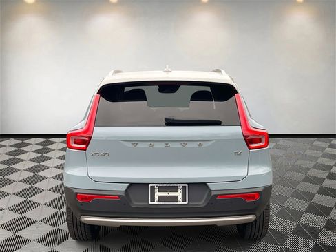 Used 2019 Volvo XC40 T4 Momentum image 4