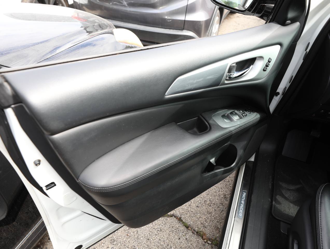 Used 2017 Nissan Pathfinder SL FWD image 16