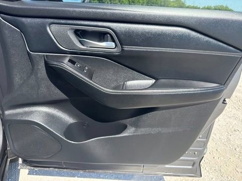 Used 2025 Nissan Rogue SL AWD/4WD image 17