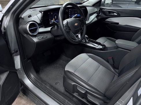 Used 2025 Chevrolet Trax LT w/ LT Convenience Package FWD image 17