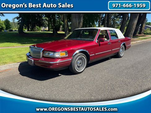 Used 1996 Lincoln Town Car Signature RWD image 1