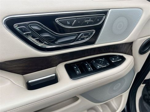 Used 2019 Lincoln Navigator Reserve image 24