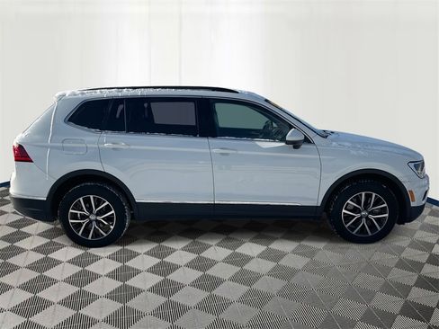 Used 2018 Volkswagen Tiguan SE w/ Panoramic Sunroof Package image 6