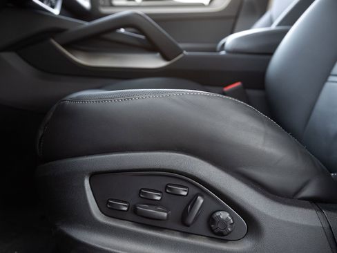 Certified 2025 Porsche Cayenne Turbo AWD/4WD image 23