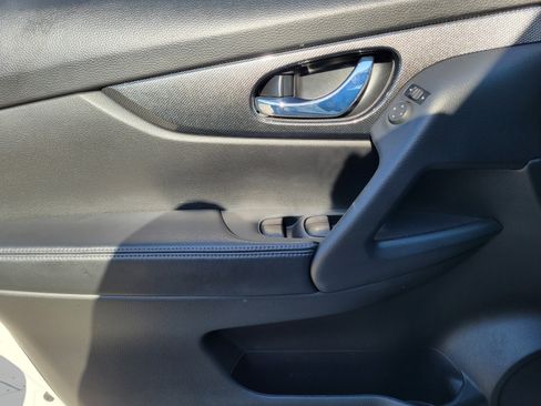 Used 2016 Nissan Rogue SL FWD image 12