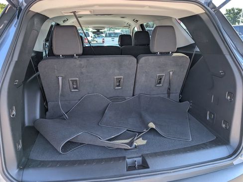Used 2021 Chevrolet Traverse LS FWD image 28