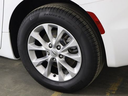 Used 2025 Chrysler Pacifica Select AWD/4WD image 39