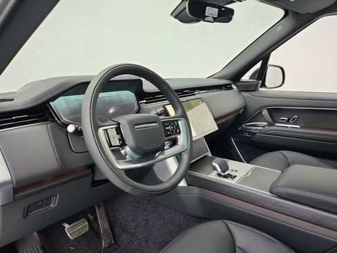 Certified 2025 Land Rover Range Rover SE image 28