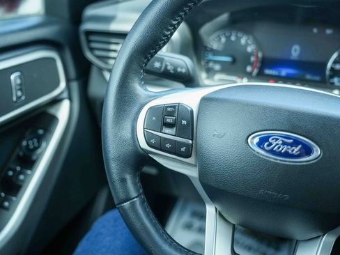 Used 2023 Ford Explorer XLT AWD/4WD image 32