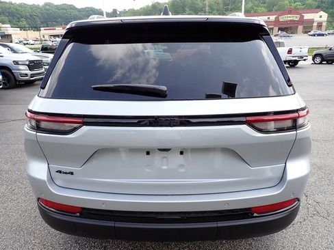 New 2025 Jeep Grand Cherokee Altitude image 4