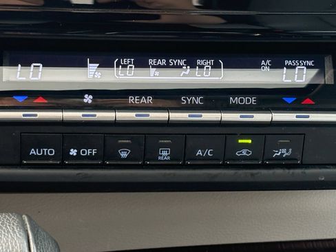 Used 2023 Toyota Sienna XLE FWD image 23