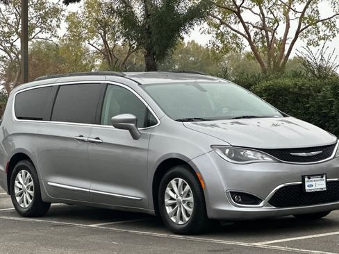 Used 2017 Chrysler Pacifica Touring-L image 9