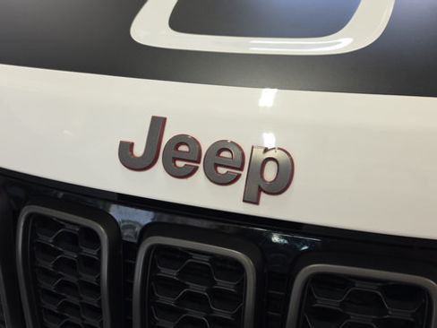 Used 2018 Jeep Grand Cherokee Trailhawk w/ Trailhawk Luxury Group AWD/4WD image 39