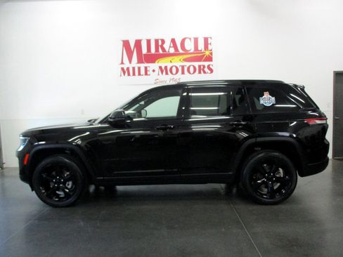 Used 2022 Jeep Grand Cherokee Altitude image 2