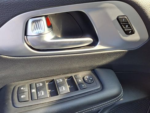 Certified 2025 Chrysler Pacifica Limited FWD image 7