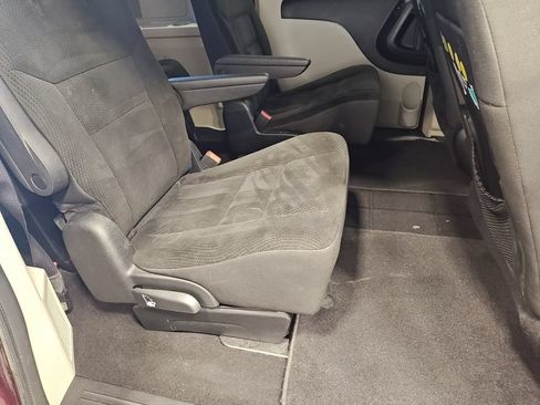 Used 2018 Dodge Grand Caravan SE FWD image 31