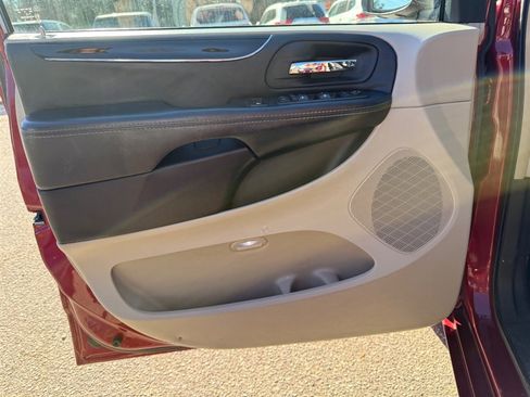 Used 2016 Chrysler Town & Country Limited image 32