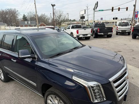 Used 2018 Cadillac Escalade Premium Luxury image 8