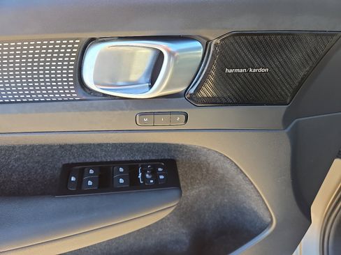 Used 2022 Volvo XC40 T5 R-Design w/ Climate Package image 13