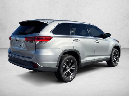Used 2019 Toyota Highlander LE FWD image 5