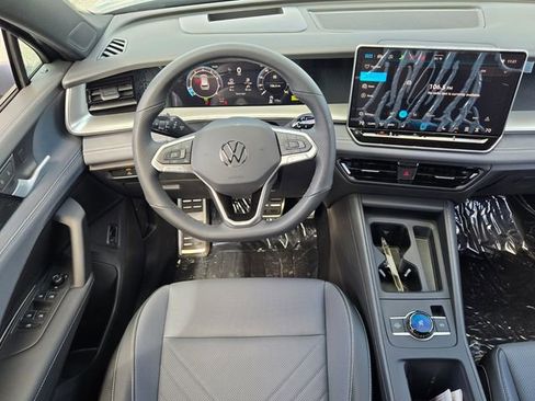 New 2026 Volkswagen Tiguan SE R-Line FWD image 15