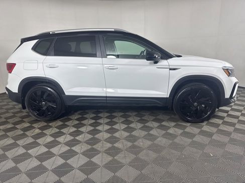 Certified 2024 Volkswagen Taos SE w/ Panoramic Sunroof Package image 2