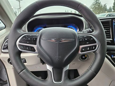 Used 2024 Chrysler Pacifica Touring-L image 19
