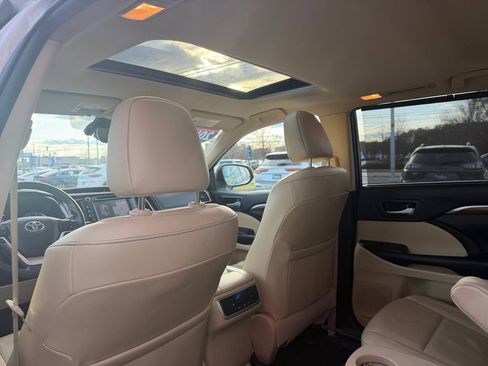 Used 2019 Toyota Highlander Limited image 24